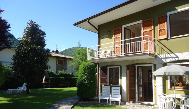 DIRECTLY ON THE BEACH / LAKE, apartment up to 4 people, small pool, garden, wide view