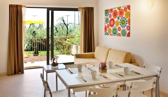 Dreizimmerwohnung mit teilweiser Seesicht by Interhome