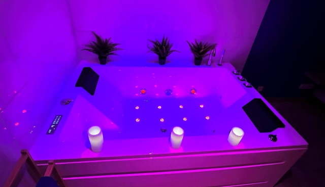 EDEN SUITE | Jacuzzi | Parking | A/C by Narbana