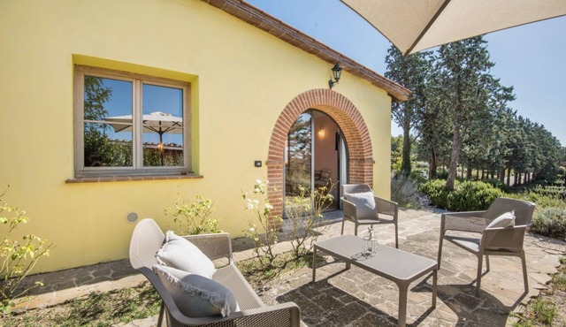 Elegant chalet on the ground floor of approximately 80 m2 consisting of a large living room with fireplace, kitchen complete with dishwasher, microwave oven, electric oven, coffee machine, kettle, fridge and freezer.A double bedroom and a single bedroom,