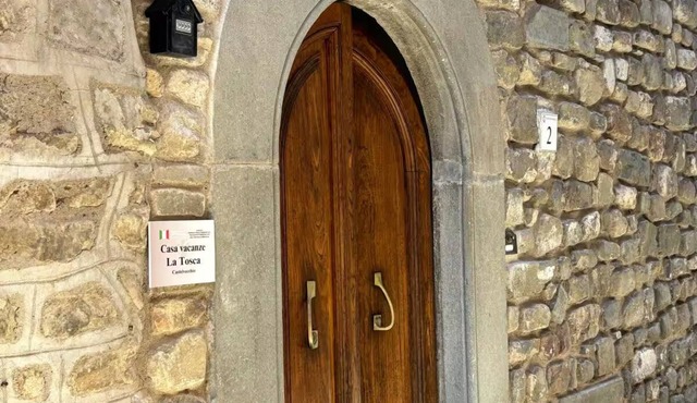 Elegant rustic house in the Tuscan hills. Vacation House La Tosca
