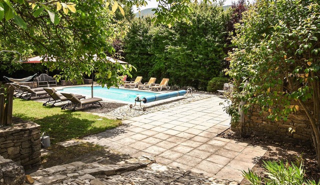 Enjoy an idyllic holiday in a holiday home in the heart of the Luberon Nature Park.
