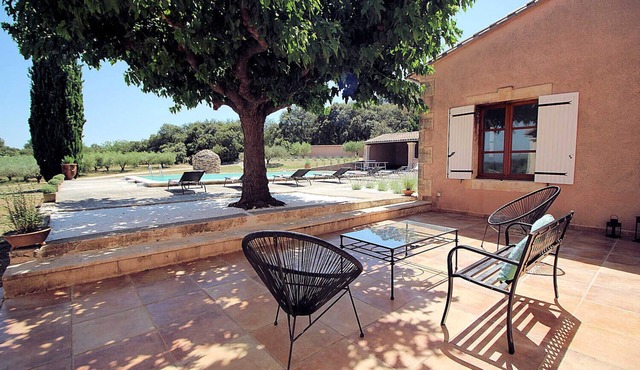 Exceptional landhouse in Noves, none opposite, large pool, Alpilles.