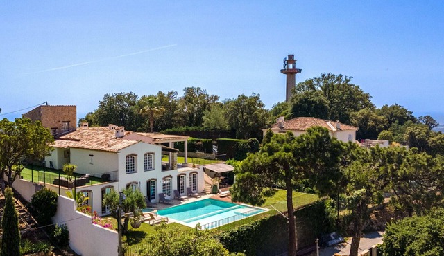 Exclusive villa at the top of Cannes, 8 bedrooms, double swimming pool, sea view