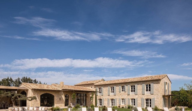 Eygalières – An elegant property with extensive grounds – Sleeps 14