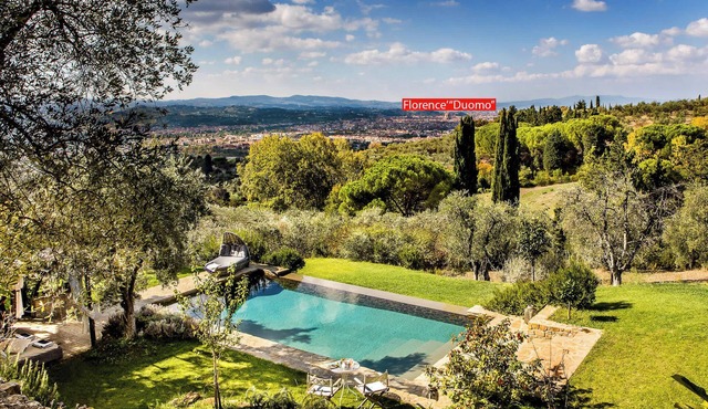 FABULOUS 4BD VILLA WITH MAGNIFICENT POOL & VIEWS, LOCATED JUST MINUTES TO DOWNTOWN FLORENCE!