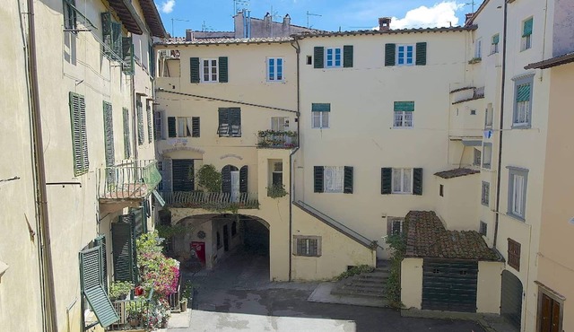 Family-friendly flat in a tiny square in the center of the walled town of Lucca