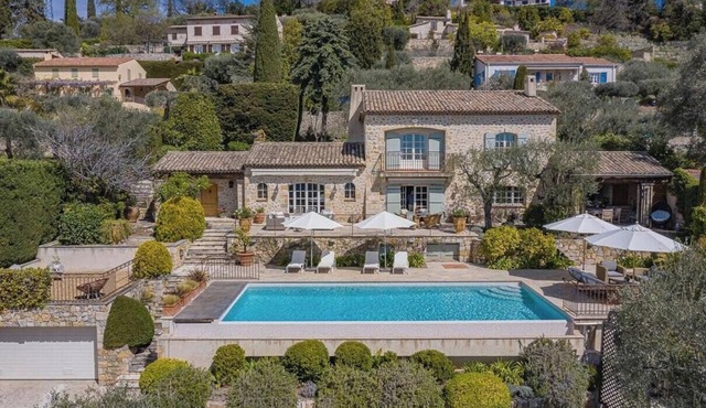 Family villa with pool overlooking Cannes bay