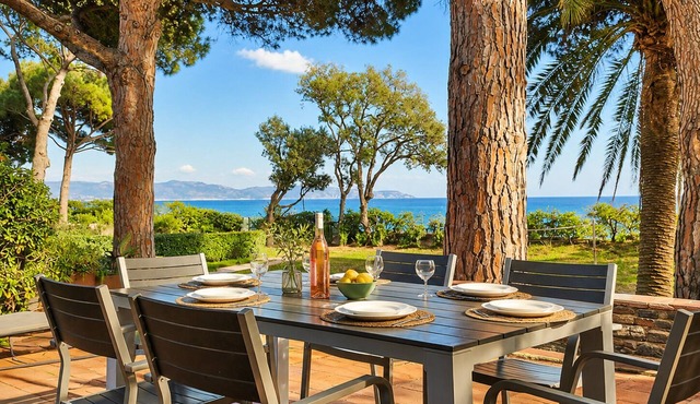 Family villa "feet in the water"/direct beach access