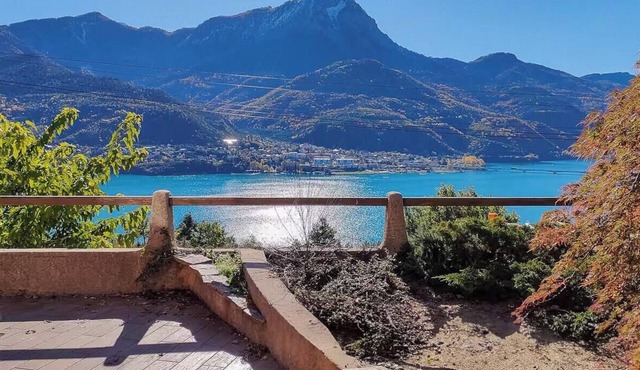 Family villa overlooking Lake Serre-Ponçon