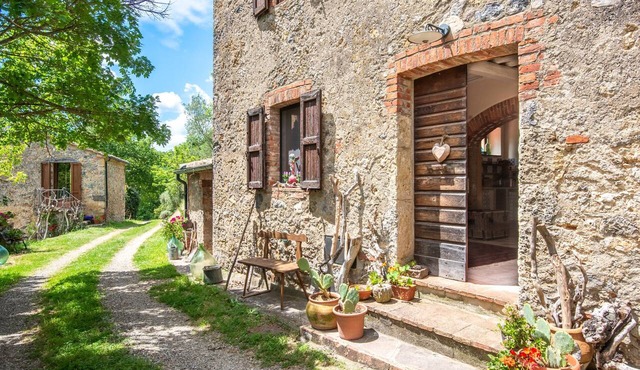 Farmhouse 'Casa Luna' with Shared Infinity Saltwater Pool, Private Terrace and Wi-Fi