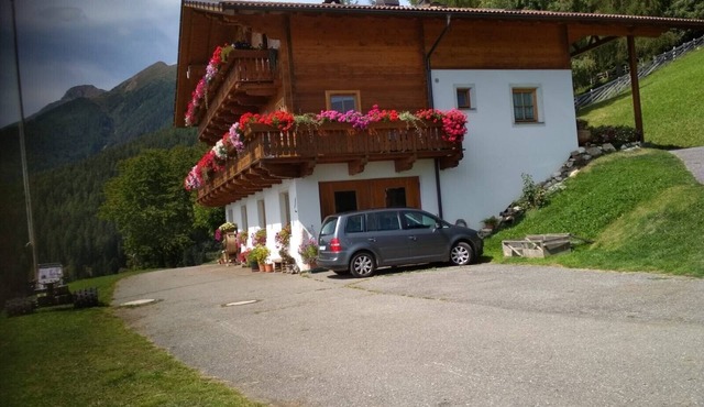 Farmhouse "Ferienwohnung Pendlhof" with Mountain Views, Shared Garden, and Wi-Fi