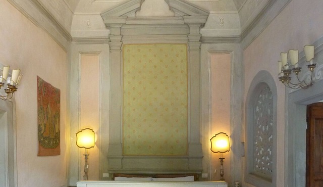 Former historical chapel in villa: pool, garden, parking space, fenced property