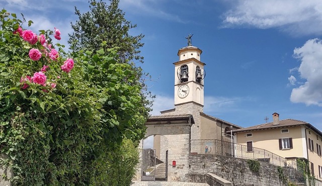Former San Giorgio Parish House between beautiful Lake Como and Lake Lugano