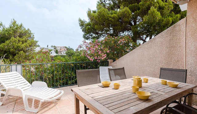 Charming 3-Room Villa with Pool, Terrace, Private Parking, Near Beach and Town Centre, Sleeps 5