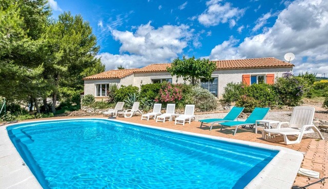 Spacious villa with pool in Le Canet