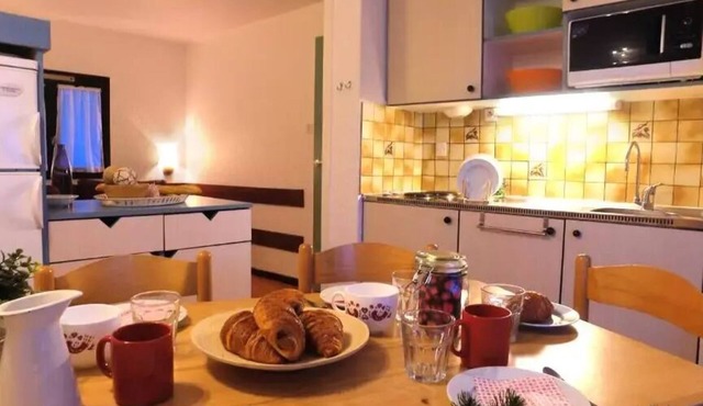"Garden-Level" 2-Room Apartment for 4 People