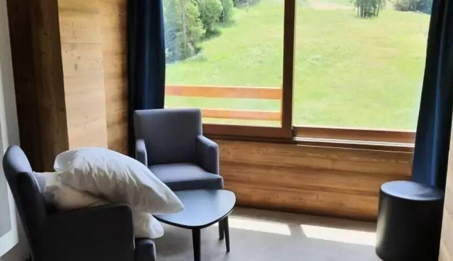 "Garden-Level" 2-Room Apartment for 5 People