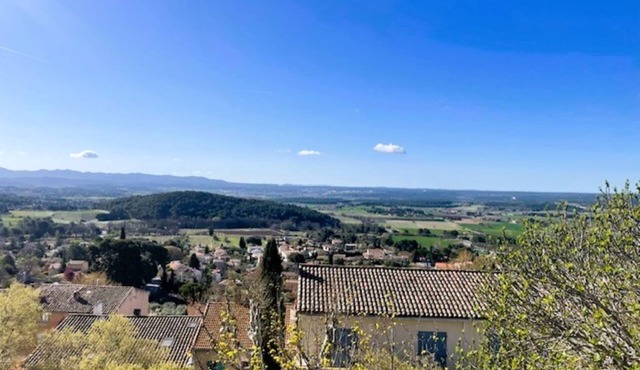 Gentle living 10 mm from Aix, old house with garden and pool