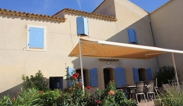 Gite in a property of 12 hectares among 5 cottages in the Luberon with swimming pool