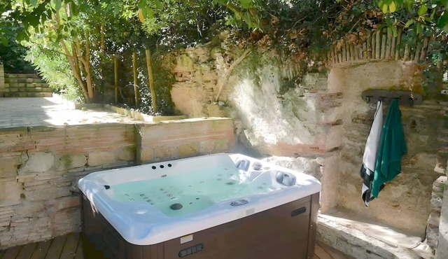Gite VertCastel – Charming Green Retreat with Pool and Spa