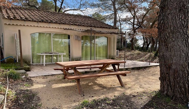 Gîte with swimming pool on large wooded grounds.