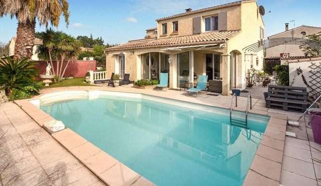 Gorgeous home in Rognonas