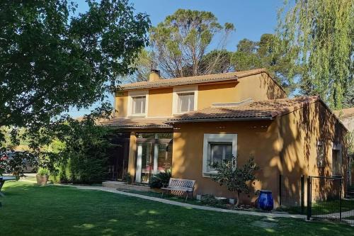 Grand studio lumineux, entièrement rénové avec jardin