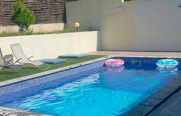 Grande villa lumineuse avec piscine à Restinclieres