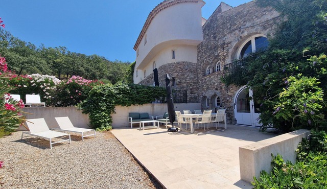 Ground-floor Apartment Baggari 12 with Private Terrace, shared Swimming Pool