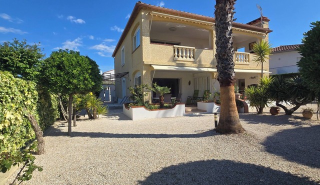 Ground floor of a beautiful villa, 200m from the beach, private garden, carport, air conditioning