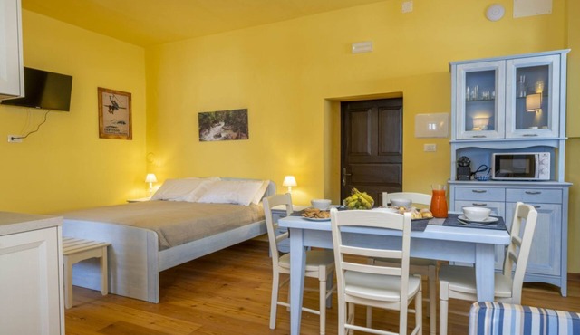 GuestHost - A charming and welcoming studio apartment of approximately 25 square meters, perfect for three people, located on the ground floor of a historic building built in 1864 and renovated in 2025 while maintaining its historic atmosphere (NO elevat