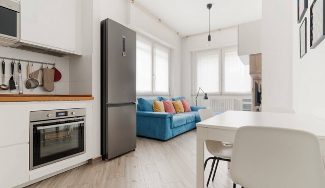 GuestHost - A comfortable and welcoming 65 square meters apartment, perfect for four people, located on the ground floor of a building.The property is strategically located: thanks to the nearby M4 metro line, guests can easily get around the city and re