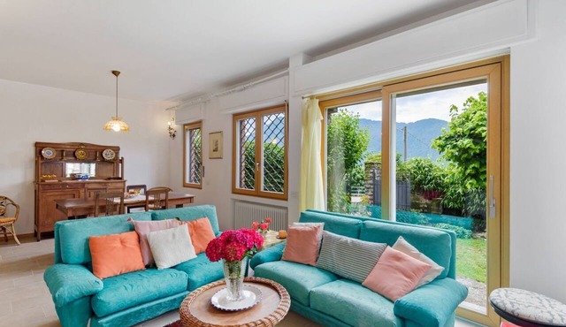 GuestHost - Charming and bright flat for 5 people in Cernobbio, in the hamlet of Rovenna, on the way up to mount Bisbino.The apartment, furnished with vintage and modern furniture, comes with private parking and enjoyable outdoor spaces, like the pergola