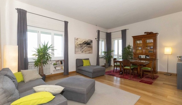 GuestHost - Charming apt with parking!