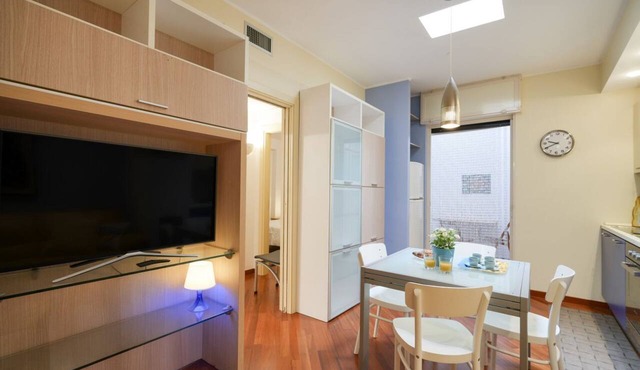 GuestHost - Comfortable 64 sqm apartment, able to accommodate up to 4 people, located on the ground floor of a building.The property is located in a semi-central area of ​Bari, well served and well connected to the main points of interest of the cit