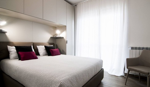 GuestHost - Comfortable apartment located on the seventh floor of a modern residence equipped with a lift.In 40 square meters of space it comfortably accommodates 2 people with a double bedroom.Located in the Fonte Laurentina district, near the ring road