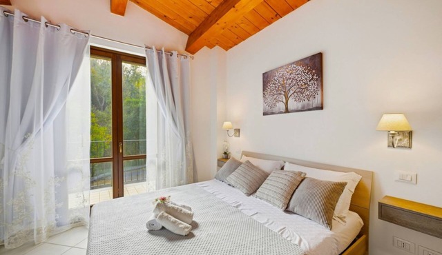 GuestHost - Cozy 55 sqm apartment, perfect for three people, located on the ground floor of a two-story building.The property is located in Pianello, in the municipality of Perugia, in a well-connected residential area. Perugia and Assisi are easily reac
