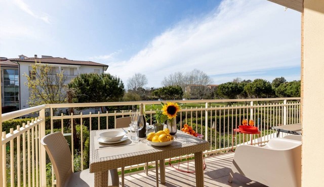 GuestHost - Elegant apartment of 70 sqm, for 4 people, located on the 1st floor with lift of a renovated building, equipped with shared swimming pool and private parking space.The property is located in Calambrone, just 400 mts from the sea. Near the acc