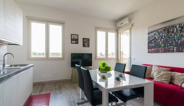GuestHost - Fully furnished apartment in modern style, can accommodate up to 6 people!Very close to the Cascine Park where you can walk, jog or ride a bike. Inside the park is the Visarno Arena (inside the Hippodrome), the area is a perfect show for grea