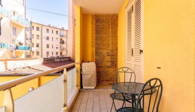 GuestHost - Little Venice Bright Apartment with Balcony!