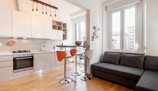 GuestHost - Quiet and cozy 60 sqm apartment, for 4 people, located on the 3rd floor of a period building in good condition with lift (NOT suitable for disabled people - some steps to access it). The property is located in San Jacopino/Doni district, a qu