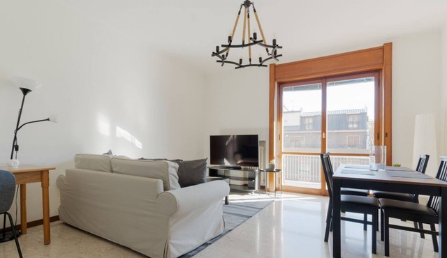 GuestHost - Spacious 100m2 flat, ideal for up to 6 people, located on the fourth floor of a building with lift.The apartment is located in the Zara district, a key & well-connected area that connects the residential and commercial area of ​Viale Zar