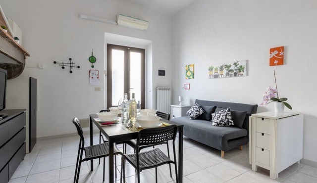 GuestHost - Spacious 50 sqm apartment, ideal for 4 people, located on the ground floor of a building WITHOUT lift (NOT suitable for disabled people). The apartment is located a 9-minute walk from Pisa-Galileo Galilei airport and 6 minutes by public trans