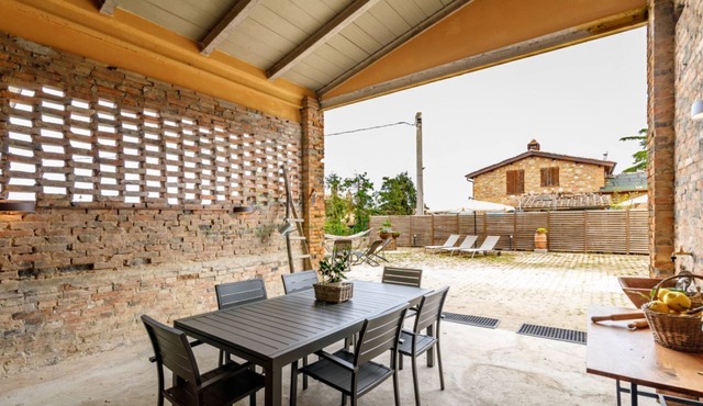 GuestHost - Spacious and elegant 200 sqm farmhouse with independent entrance, able to accommodate up to 10 people, organized on two levels, connected by an internal wooden staircase (NOT suitable for disabled people). The house is part of an ancient conv
