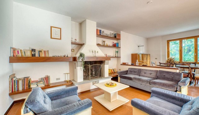 GuestHost - Spacious and comfortable apartment of approximately 200 sqm, accommodating up to four people, located on the lower ground floor of a villa (accessible by steps).The property is located in a residential area surrounded by greenery, about a 15-