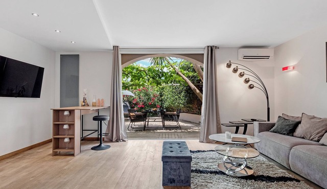 Happy Tropez: Authentic village house with terrace, in the heart of Gassin.