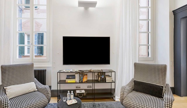 Historic Center, Elegant 'C123 Luxury' Apartment with Wi-Fi and Air Conditioning