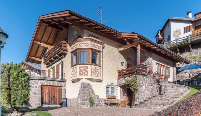 Holiday Apartment "Villa Soldanella" with Mountain View, Garden & Wi-Fi