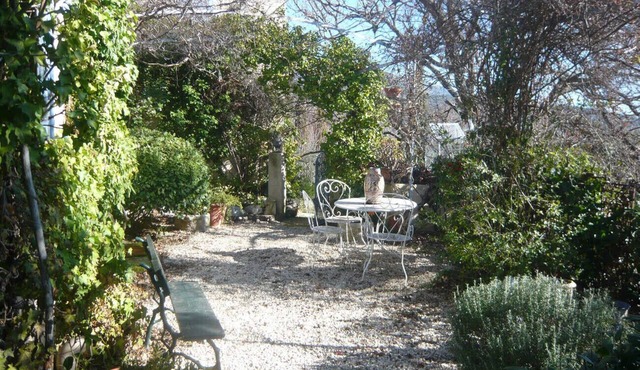 Holiday cottage in Cucuron, Luberon, intimate plot, pool, pets allowed